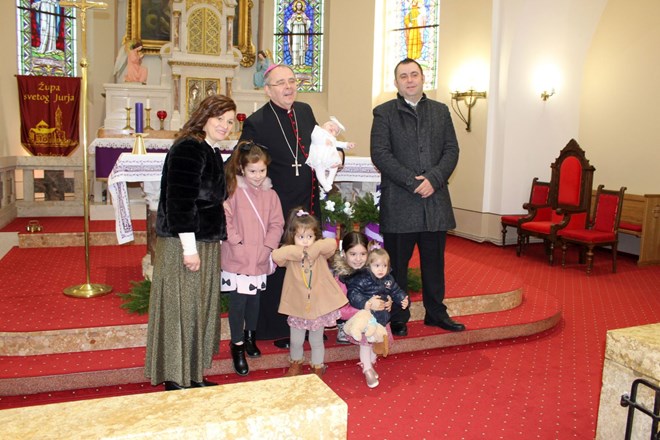​Krštenje petog djeteta obitelji Seleš u Đurđevcu